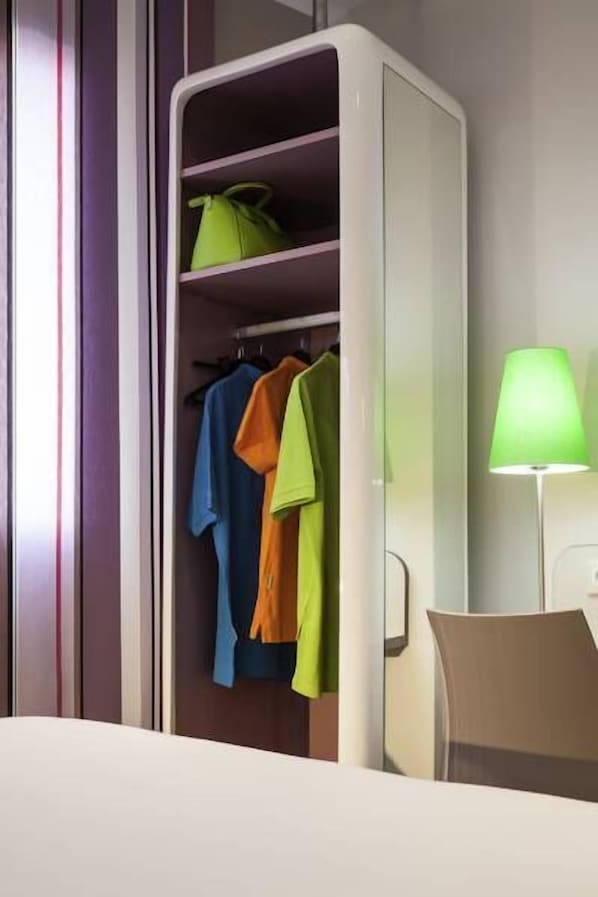 Ropa de cama de alta calidad y caja de seguridad en la habitación