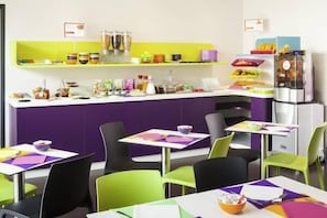 Desayuno buffet diario (EUR 12 por persona)