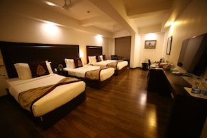 Premium Room | Minibar, in-room safe, individually decorated, individually furnished