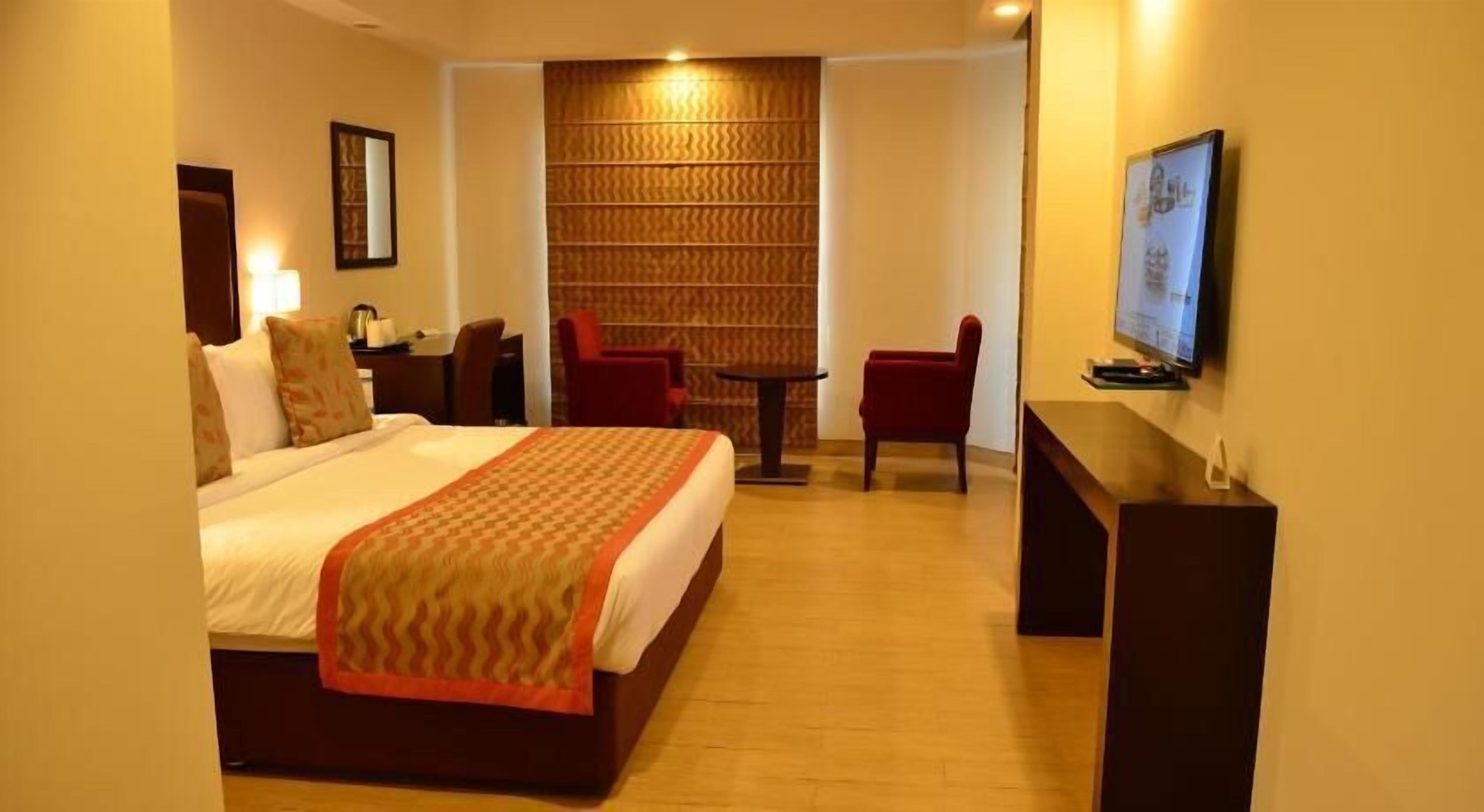 Minibar, caja de seguridad en la habitación y decoración personalizada 