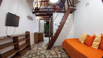 Roupas de cama premium, frigobar, espaço de trabalho para notebook