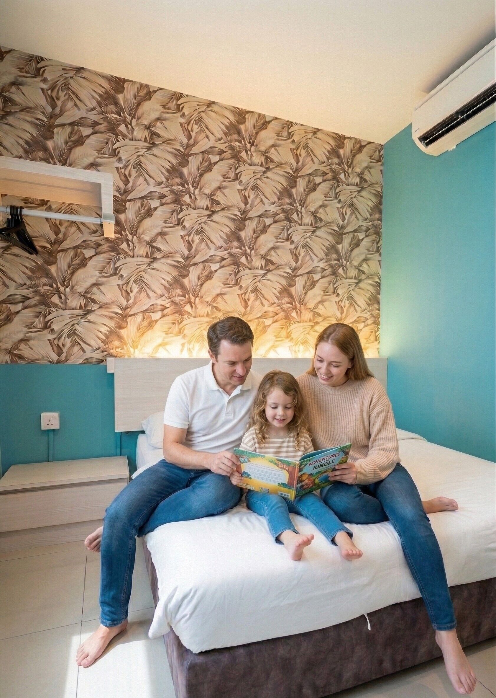 Deluxe Room, 1 Queen Bed | Desk, laptop workspace, iron/ironing board, free WiFi