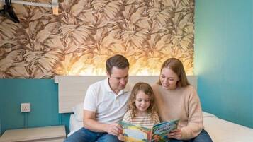 Deluxe Room, 1 Queen Bed | Desk, laptop workspace, iron/ironing board, free WiFi