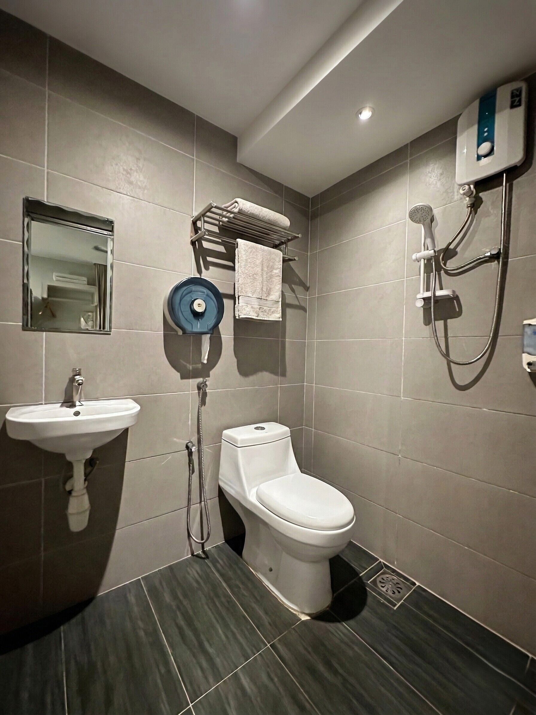Dusche, Haartrockner, Hausschuhe, Bidet