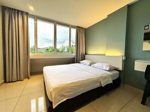 Desk, laptop workspace, iron/ironing board, free WiFi - De UPTOWN Hotel @ P.J. 222 (Petaling Jaya)