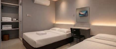 Triple Room | Desk, laptop workspace, iron/ironing board, free WiFi