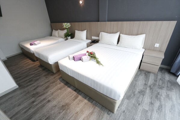 Une chambre d’hôtel avec deux lits, un plancher en bois et un design moderne.