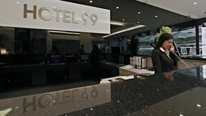 Un mostrador de recepción de hotel con un cartel que dice "HOTEL 99".