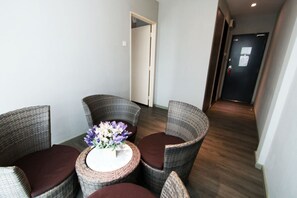 Family Suite (Window) | Living area