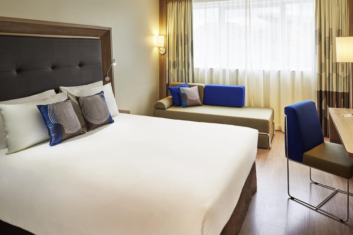 Rom – superior, 1 dobbeltseng (Adapted Room) | Sengetøy av topp kvalitet, minibar, safe på rommet og skrivebord