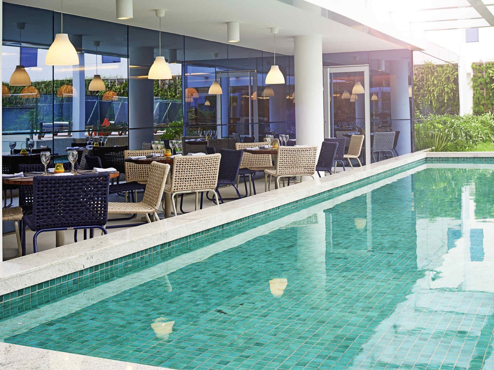 Piscina externa, espreguiçadeiras