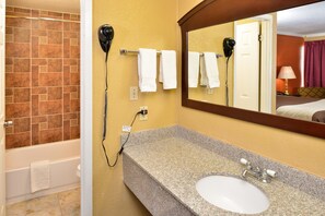 Combined shower/tub, free toiletries, hair dryer, towels
