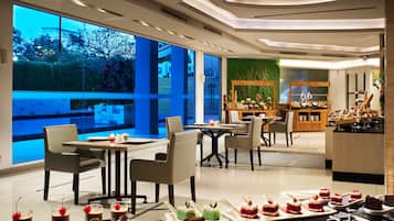 Se sirven desayunos, almuerzos y cenas; con vista a la piscina