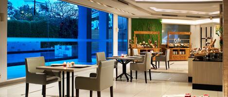 Petit déjeuner, déjeuner et dîner servis sur place, vue sur la piscine