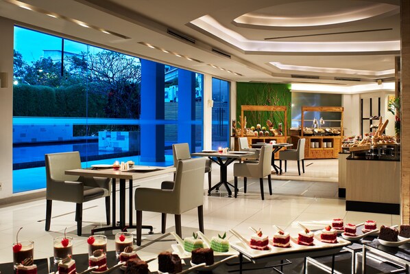 Breakfast, lunch, dinner served; pool views 
