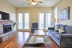 Grand Condo, 2 Bedrooms, Jetted Tub | Living room | LED TV, fireplace, DVD player