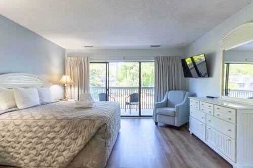 Deluxe Townhome | Iron/ironing board, free WiFi, bed sheets, alarm clocks