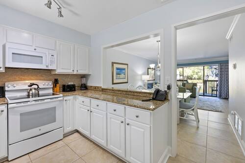 Basic Townhome | Private kitchen | Fridge, microwave, oven, stovetop
