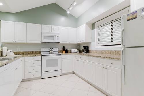 Deluxe Villa | Private kitchen | Fridge, microwave, oven, stovetop