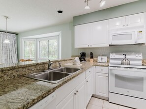 Maison en rangée Deluxe | Cuisine privée | Réfrigérateur, four à micro-ondes, un four, surface de cuisson