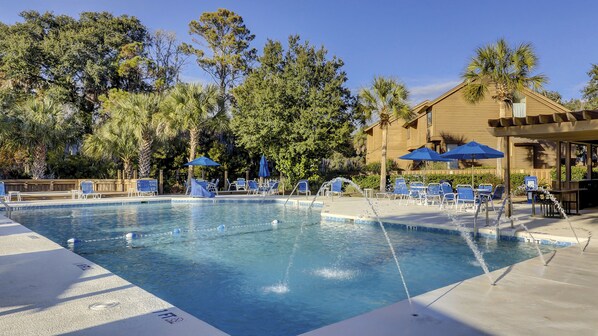 Alberca al aire libre y camastros 