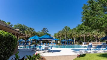 Outdoor pool, sun loungers