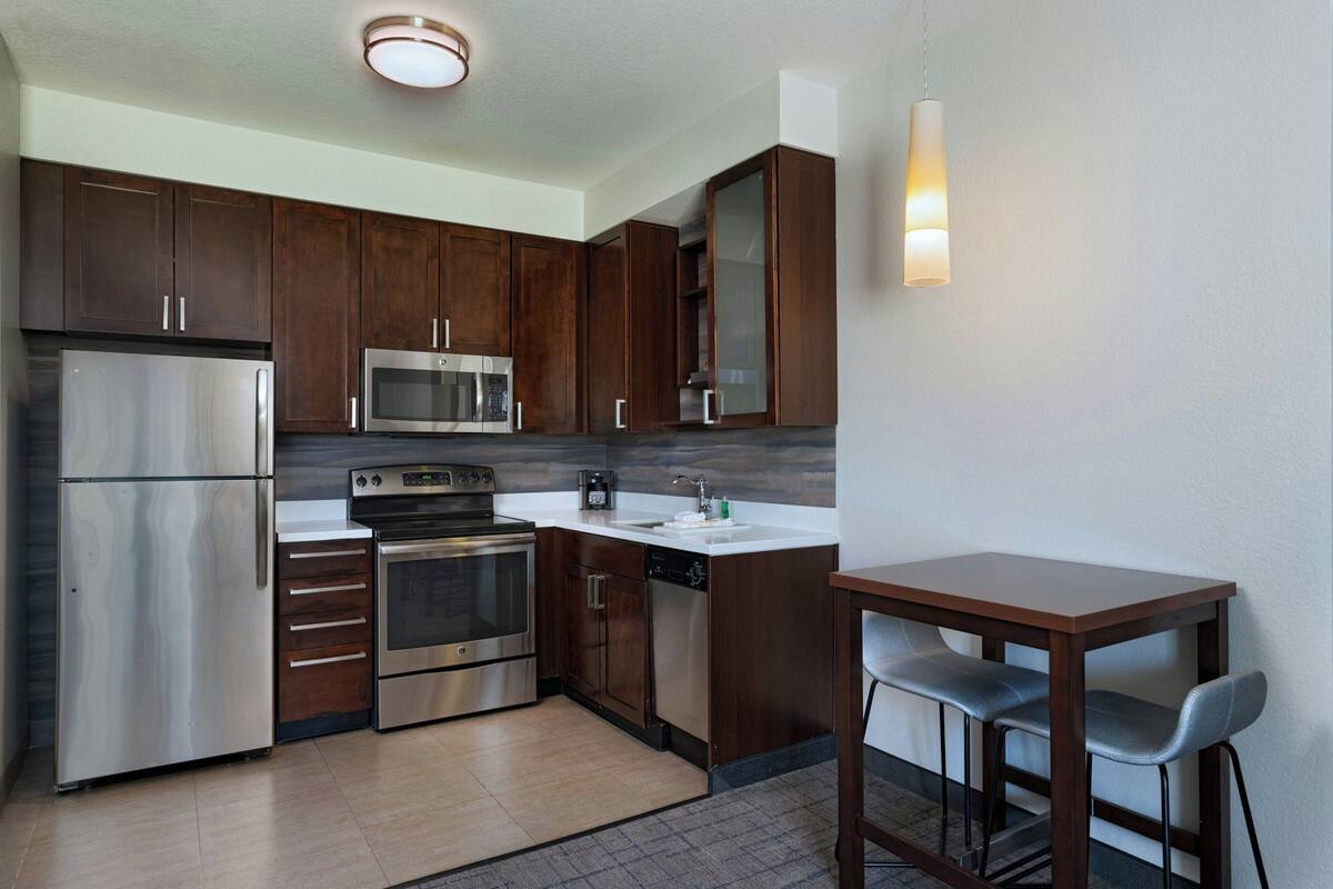 suite, 1 bedroom | 1 bedroom, premium bedding, desk, laptop workspace