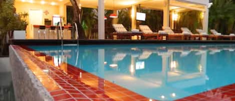 Piscine extérieure, chaises longues