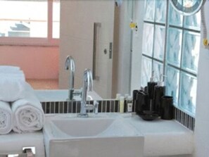 Buồng tắm vòi sen, máy sấy tóc, khăn tắm 