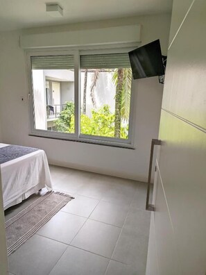 Family Room | Minibar, in-room safe, desk, free WiFi - Pousada Villa dos Graffitis (Cairu)