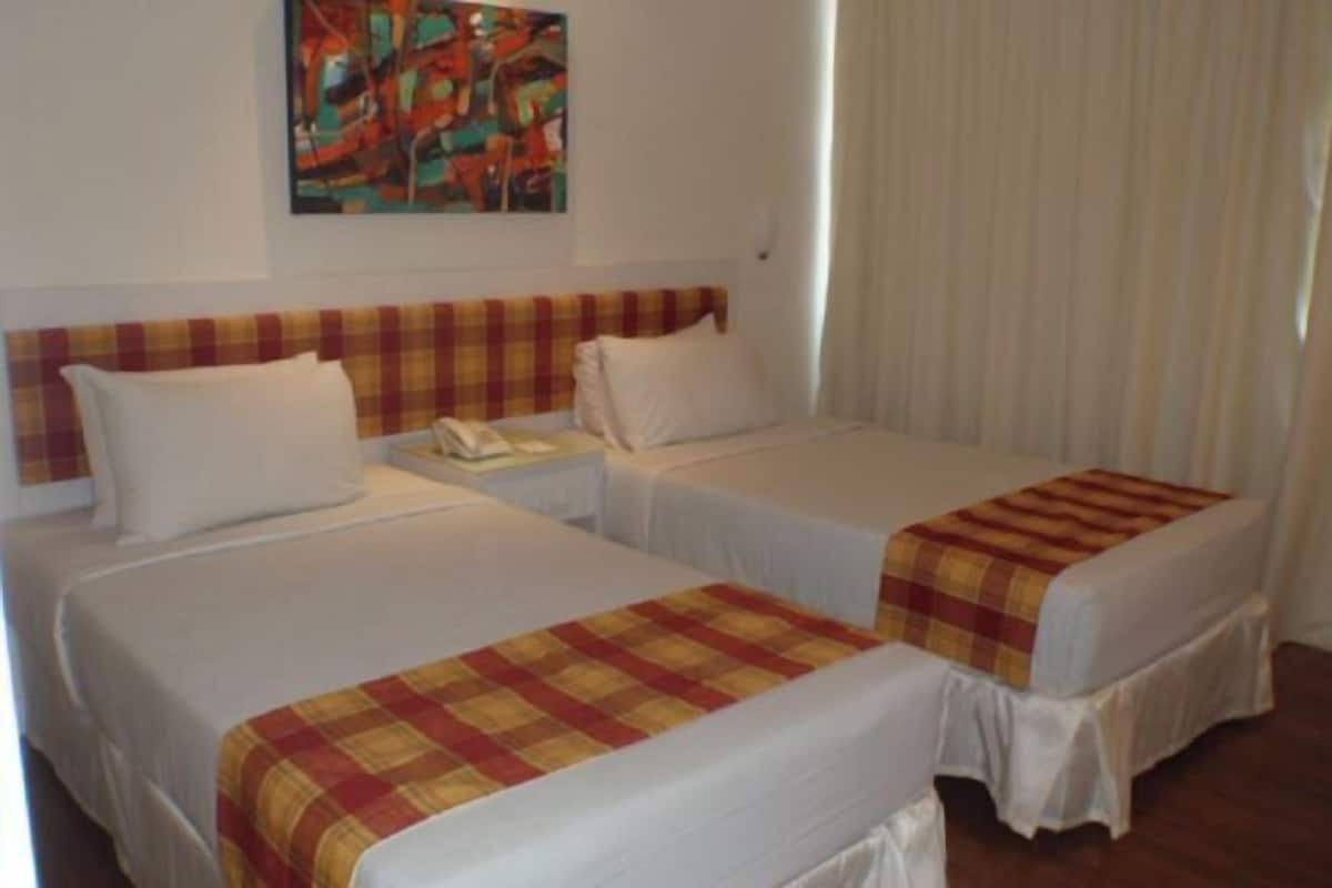 Minibar, bàn, truy cập Internet không dây miễn phí, bộ trải giường