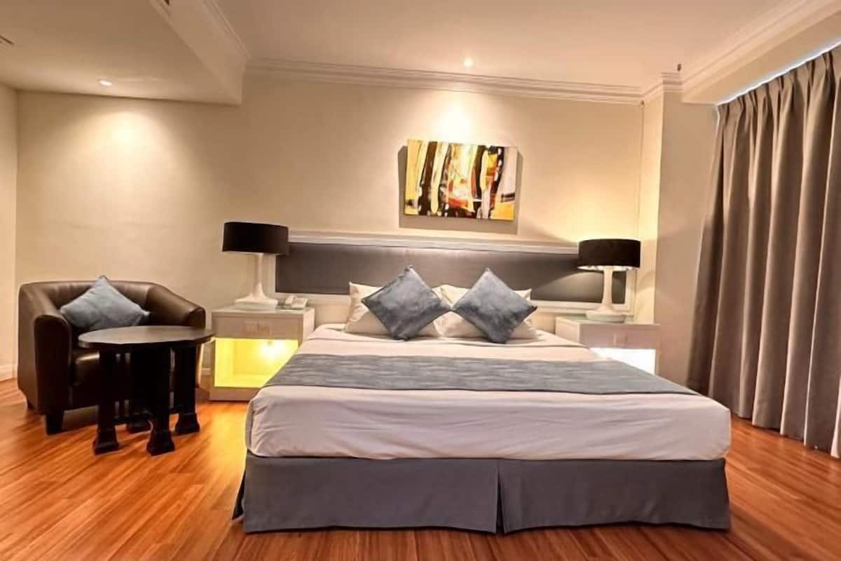 Minibar, desk, free WiFi, bed sheets