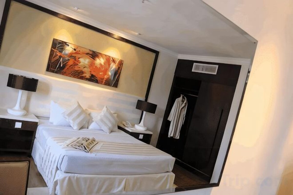 Minibar, meja kerja, Wi-Fi gratis, dan seprai linen