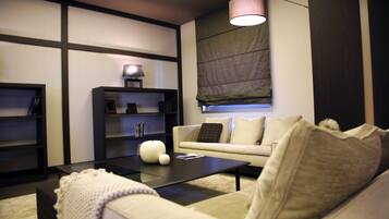 Una sala de estar moderna con sofá, mesa de centro y estanterías.