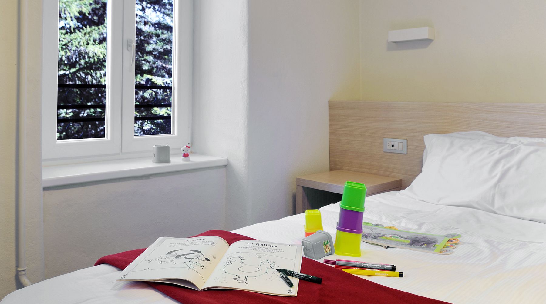 Escritorio, cunas, wifi gratis y ropa de cama 