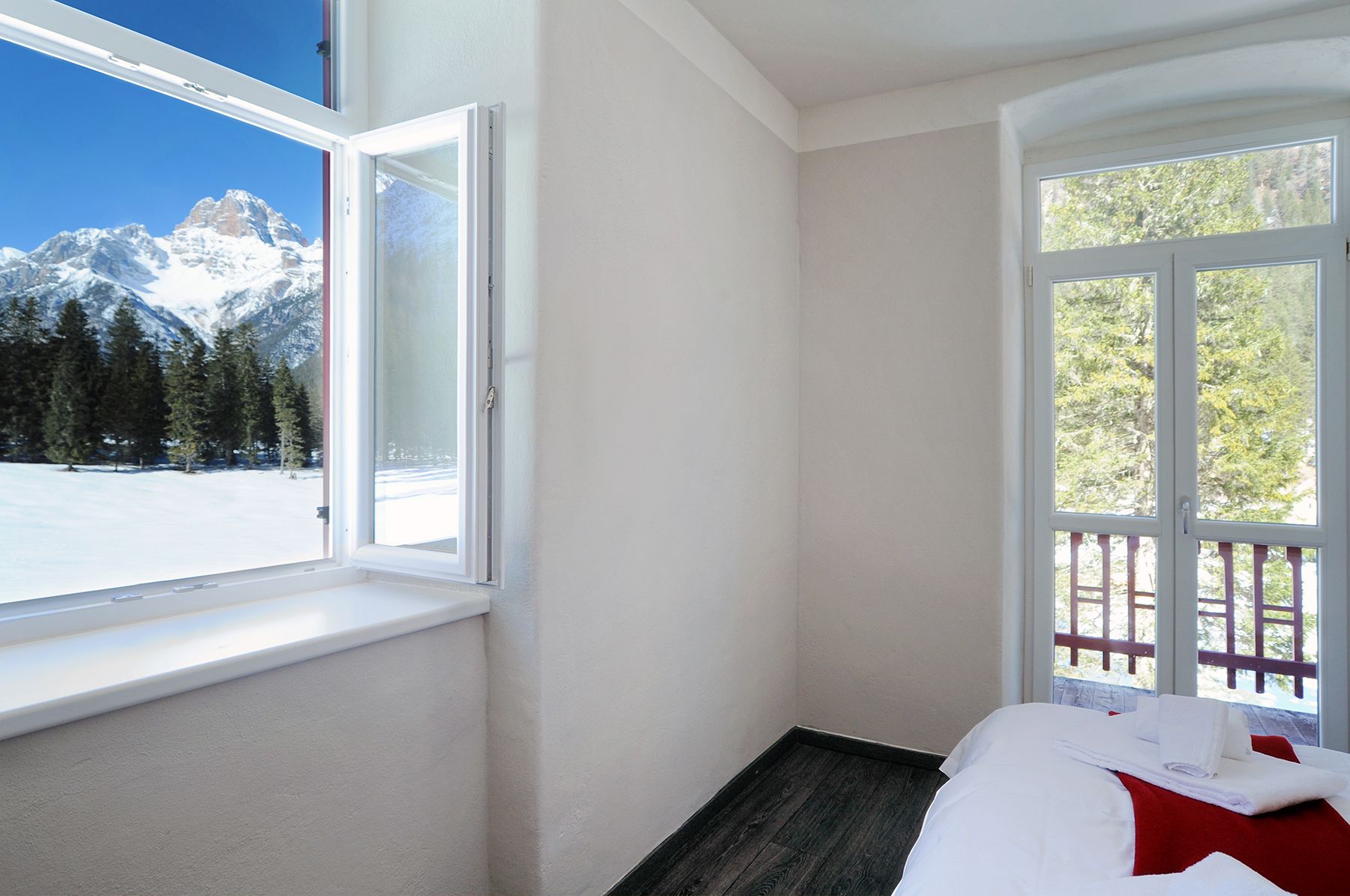 Desk, cribs/infant beds, free WiFi, bed sheets
