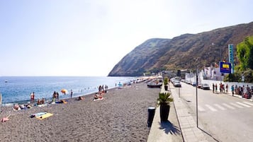 Plage, chaises longues, parasols