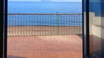 Appartamento, 2 camere da letto, vista spiaggia, fronte mare | Terrazza/patio