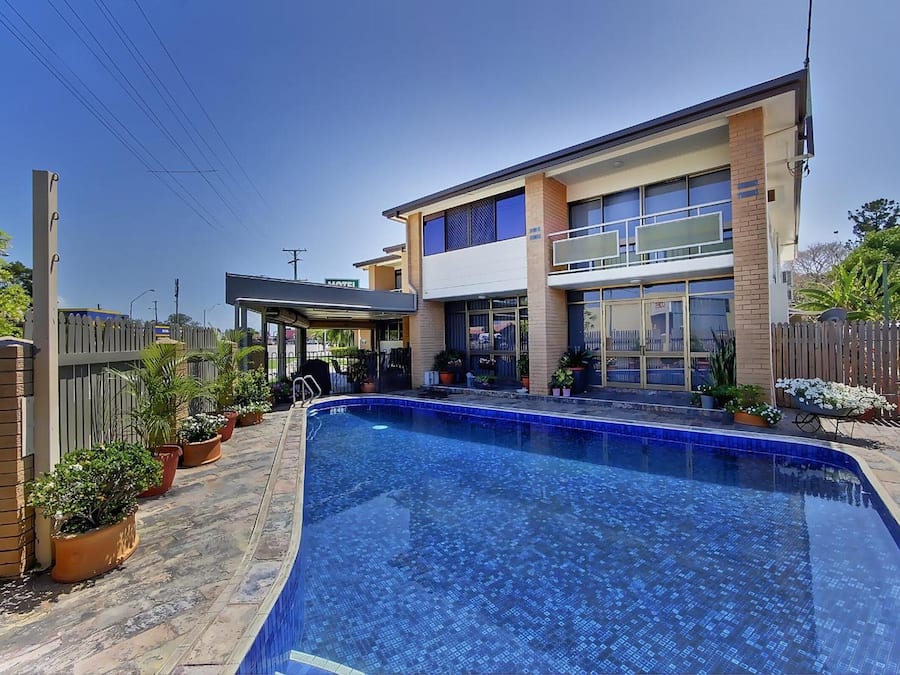 Una piscina al aire libre