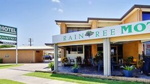 A motel with a covered entrance and a sign that reads "RAIN TREE MOTEL." - Raintree Motel (Hermit Park)