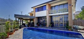 Una piscina al aire libre
