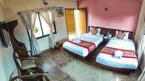 Standard-Doppel- oder -Zweibettzimmer, Bergblick | 10 Schlafzimmer, Zimmersafe, Schreibtisch, schallisolierte Zimmer