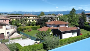 Zona residencial con casas, una cancha de baloncesto y vistas a montañas.