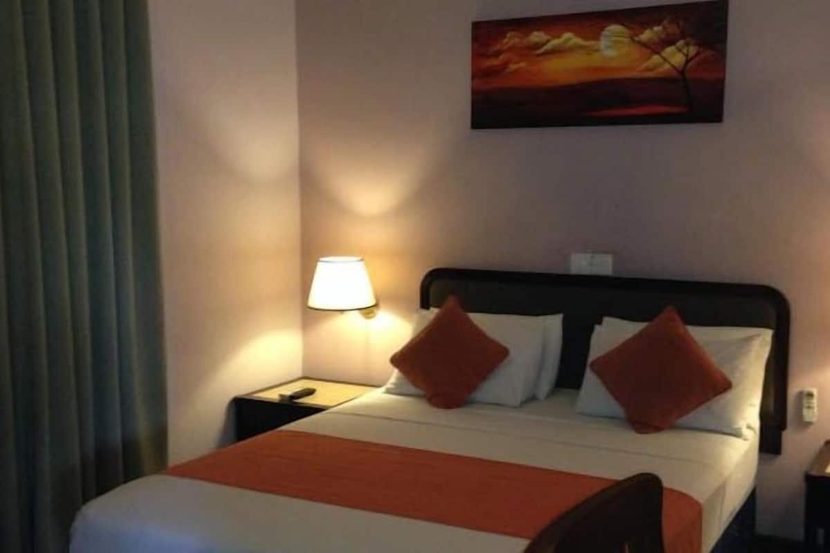 Comfort Double Room | In-room safe, desk, iron/ironing board, free rollaway beds
