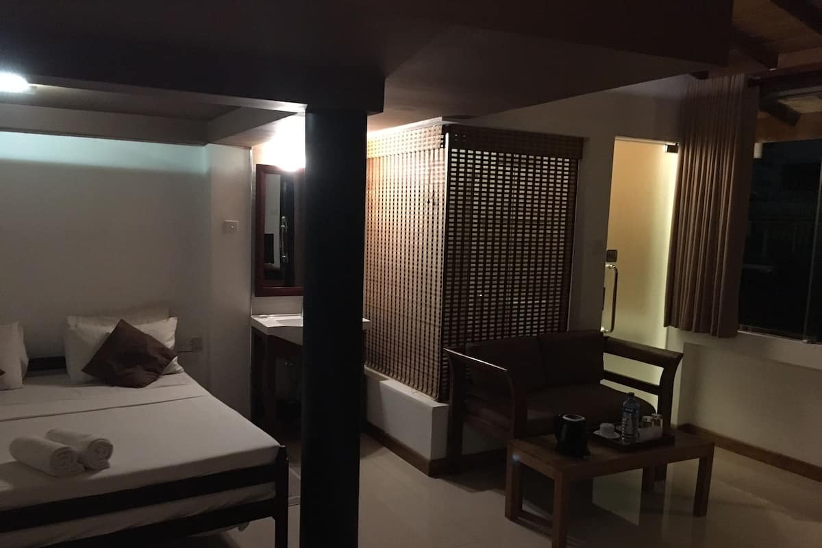 Deluxe Room | In-room safe, desk, iron/ironing board, free rollaway beds
