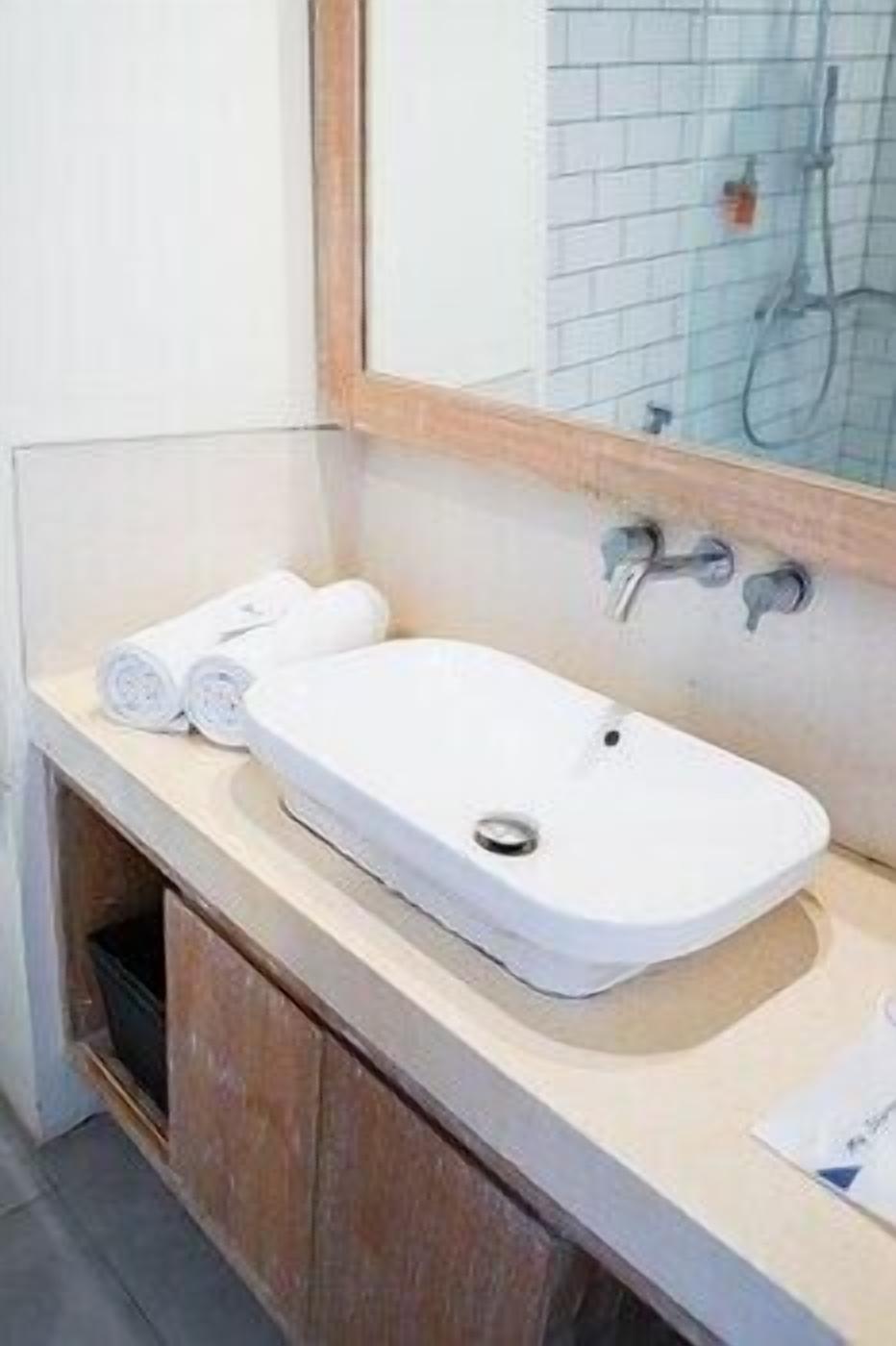 Badezimmer | Dusche, Regendusche, kostenlose Toilettenartikel, Haartrockner