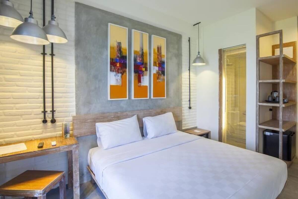 Escritorio, tabla de planchar con plancha, wifi gratis y ropa de cama 