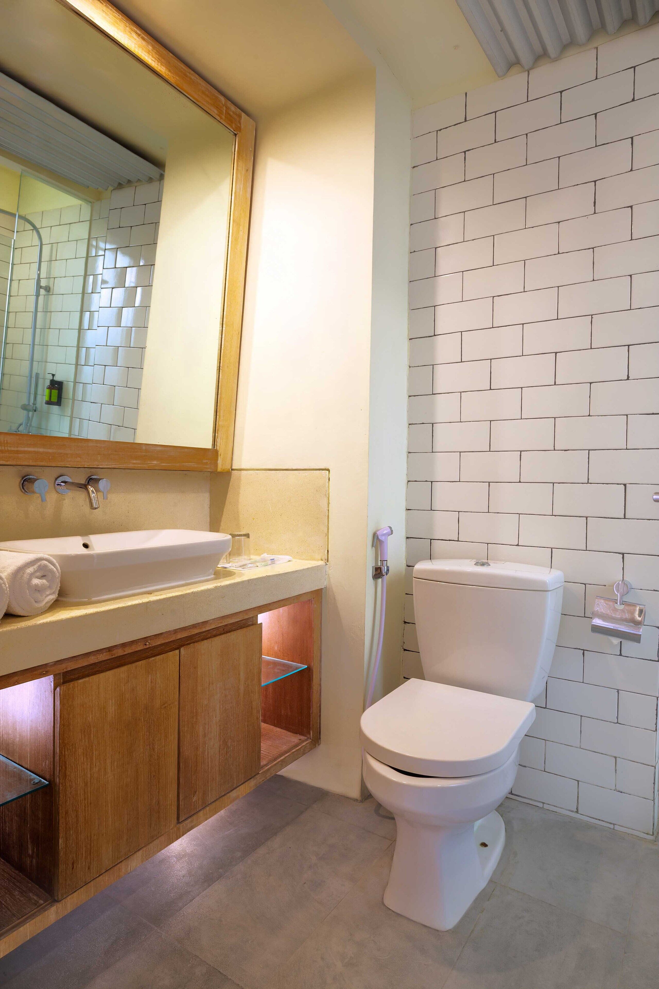 shower, rainfall showerhead, free toiletries, hair dryer