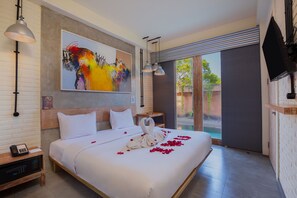 Escritorio, tabla de planchar con plancha, wifi gratis y ropa de cama 