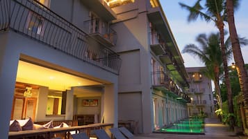 2 piscinas al aire libre, sombrillas, sillones reclinables de piscina